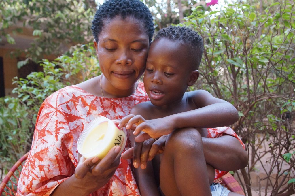 Mère et son enfant avec la pommade MAÏA